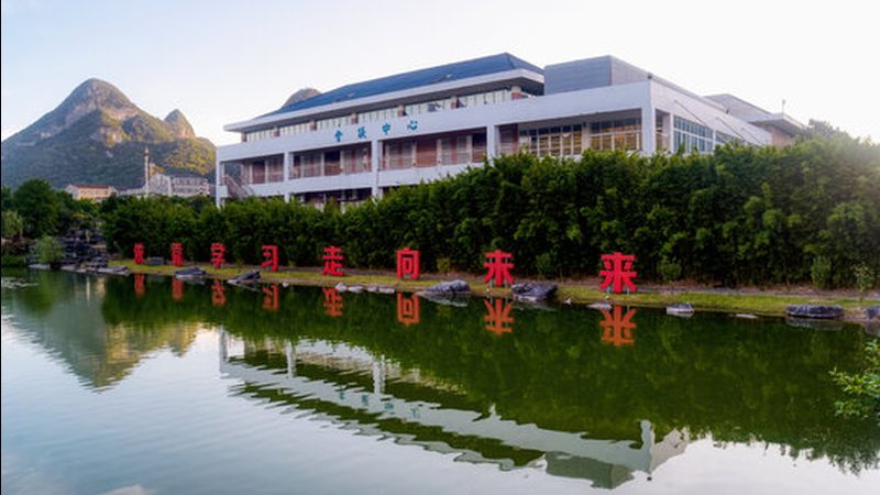以某品牌的心电图机为例，该设备采用了高性能的连接器，具备以下特点：